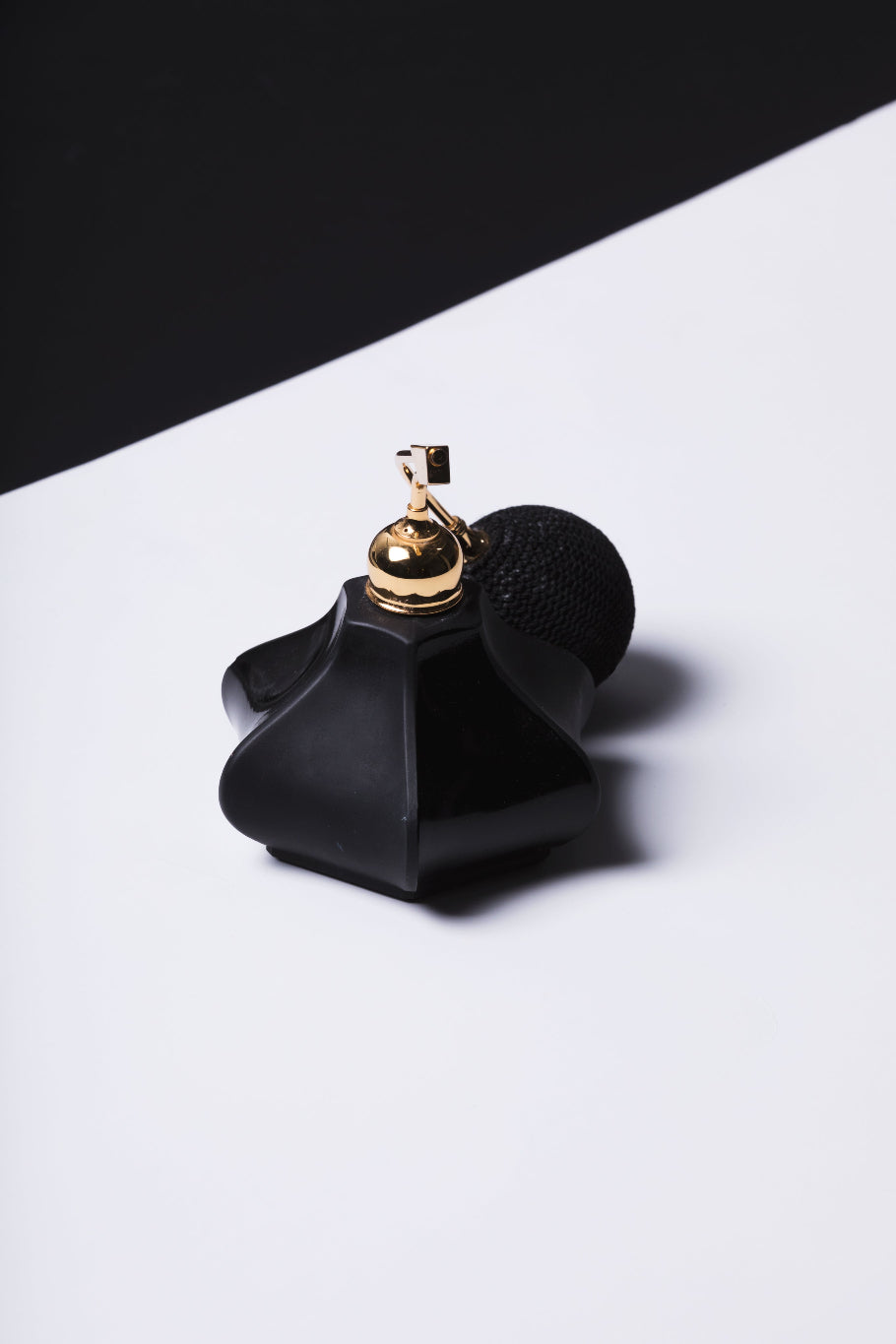 Zwart exemplaar van een parfumflesje