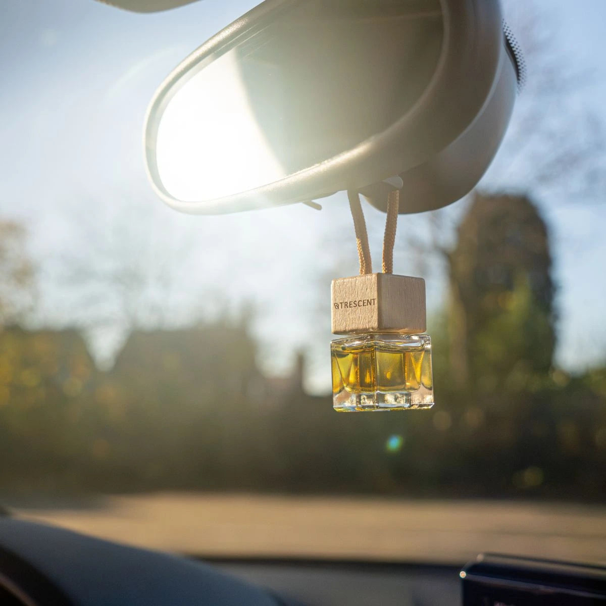Hangende autoparfum in zon